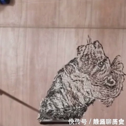 一幅画|美术生连瓜子皮都不放过,用扫帚扫出了一幅画,这块地要成宝了