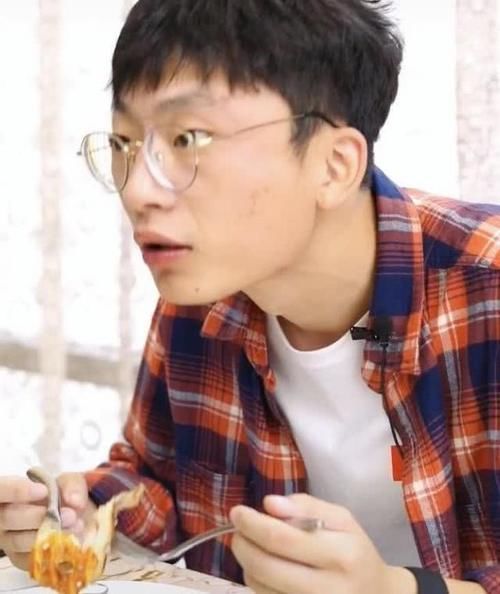 服务员|迪拜朋友请客吃牛排,中国小伙一口吞了盘里的煎蛋,服务员土鳖