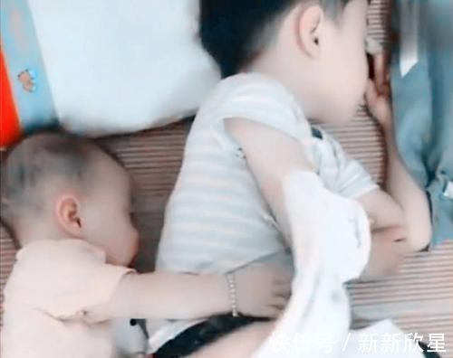 睡着|妹妹和哥哥刚睡着,妈妈掀开被子一看,这画面让人心都酥了