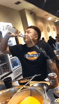 |搞笑GIF: 现在做生意太难了 今天有位客人要吃毛衣