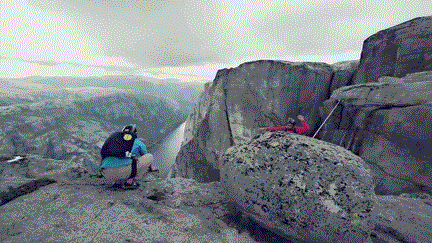 |搞笑GIF：今天和女朋友出门忘记带药怎么办