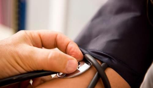 有高血压的人早晨起来喝杯水,血压会不会高起来?该喝不该喝