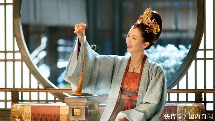 宋代女性的发式又简又仙,我们只会拉直烫头,跟宋代相比差远了