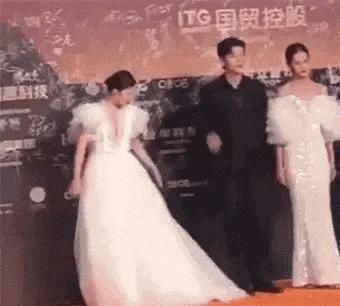 张馨予|踩阚清子裙子、无视黄晓明,段奕宏金鸡盛典过于尴尬?