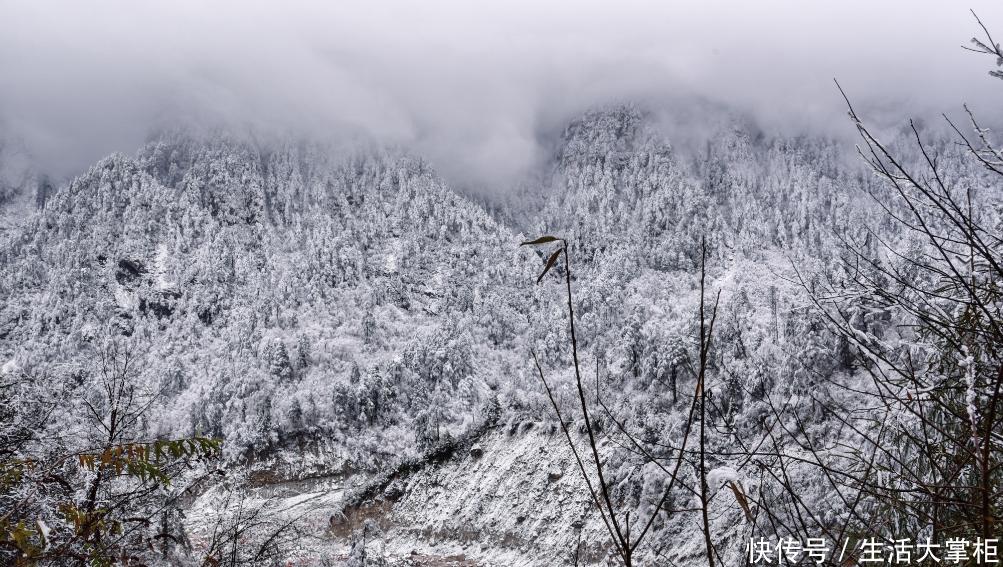 被15座6000米雪山包裹的红石滩，绵延二十多公里，就在四川甘孜