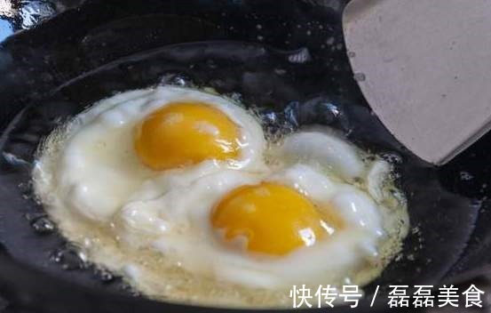 老少皆宜|煎荷包蛋有窍门,别再直接下锅了,多做1步,鸡蛋更香嫩,不粘锅