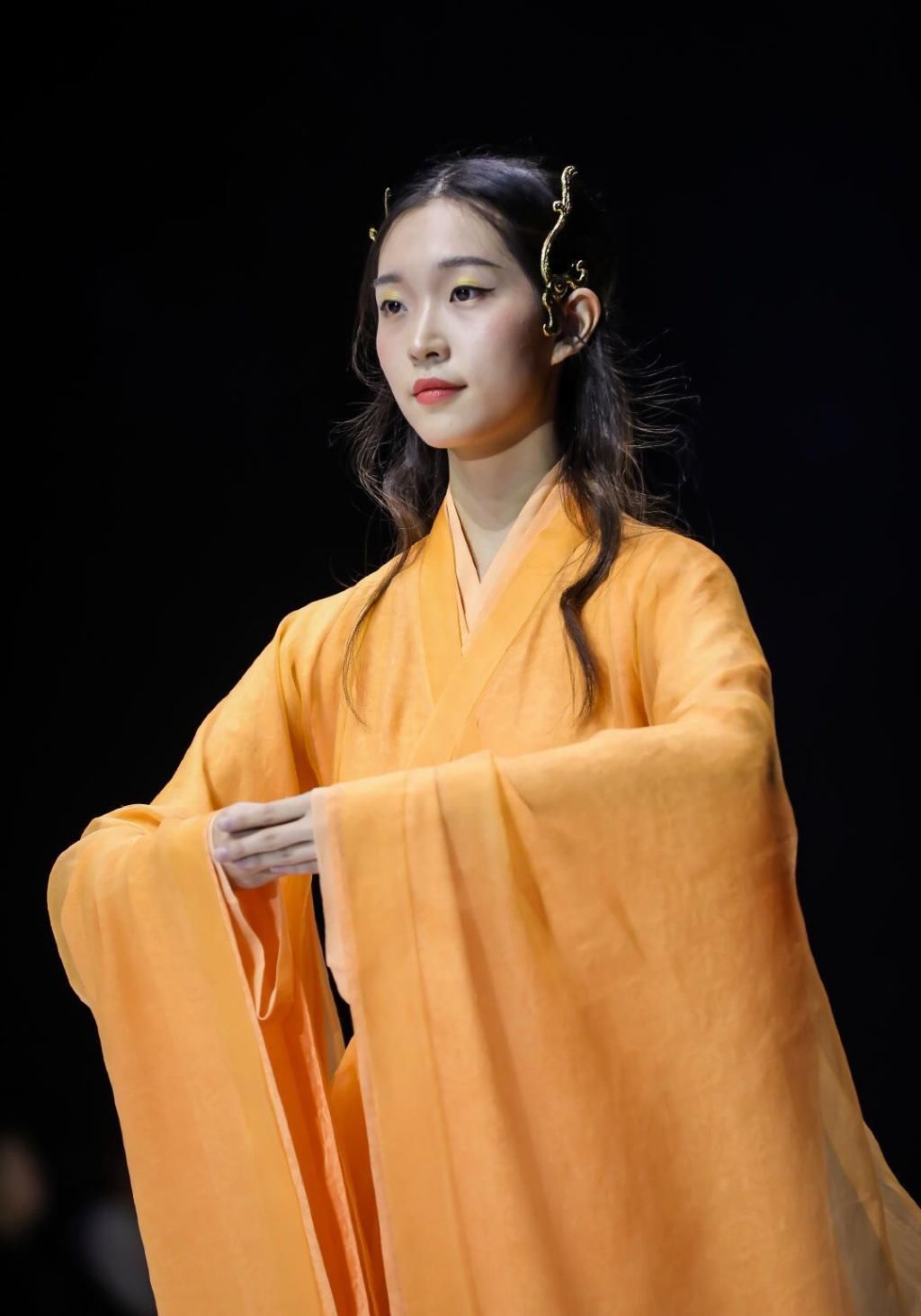 巴黎时装不算什么,当中国汉服走上国际时装周,外国人都被惊艳了