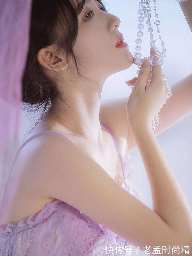 连衣裙 美女的这身紫色连衣裙怎么样?轻纱薄裙尽显优雅和甜美,我很喜欢