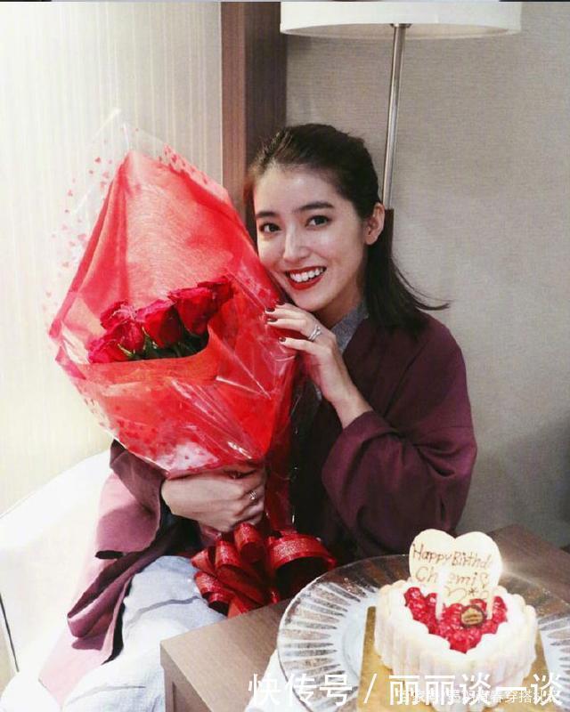 日本火了一位港风博主，基础款只要抹上红唇就时髦，大方又气质