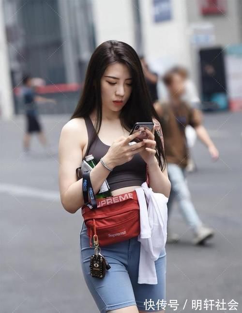 紧身牛仔裤 美女穿3分紧身牛仔裤,展现美好身材曲线,魅力十足又撩人