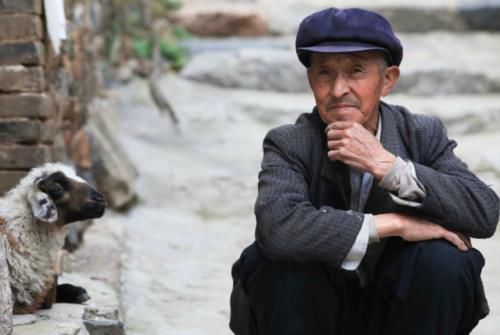 老了想活得有尊严，3种东西别交给子女，是对自己的人生负责