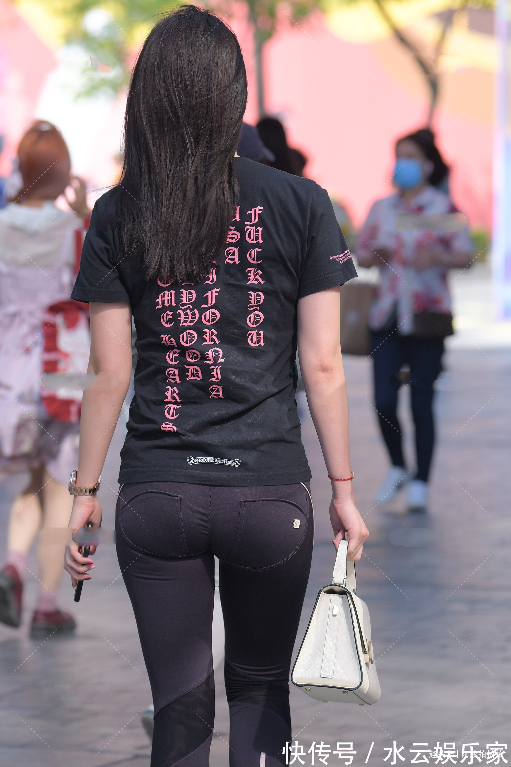 阿成 短袖配健美裤,一身黑色穿搭,穿出休闲风的同时运动感满满