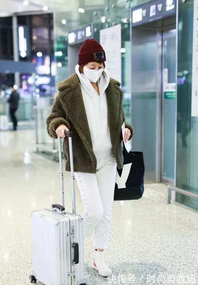 运动裤 马伊琍穿搭越来越年轻,连帽卫衣塞进裤子里,显高显瘦又洋气