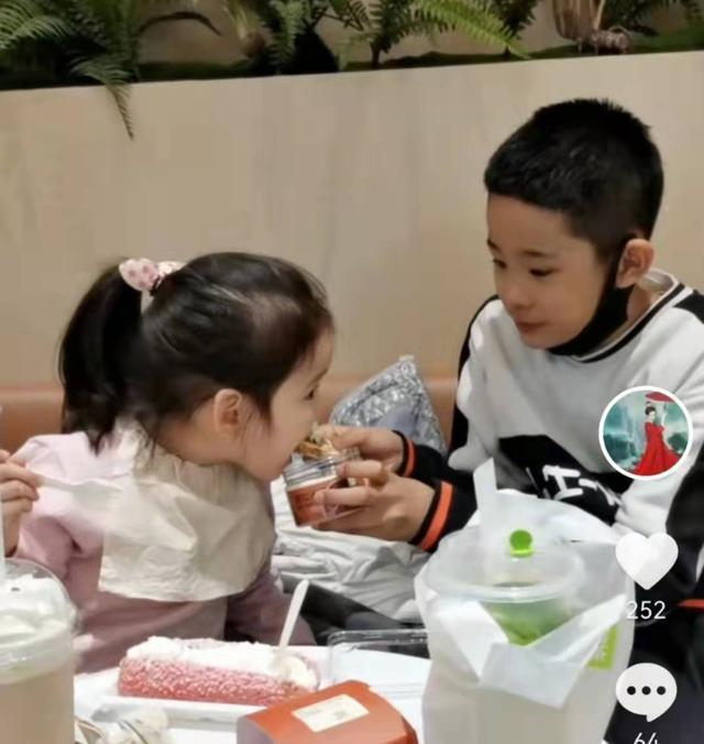 娇妻|杜峰家庭近况:女儿互喂甜食温馨,35岁娇妻带3娃,岳父母地位高
