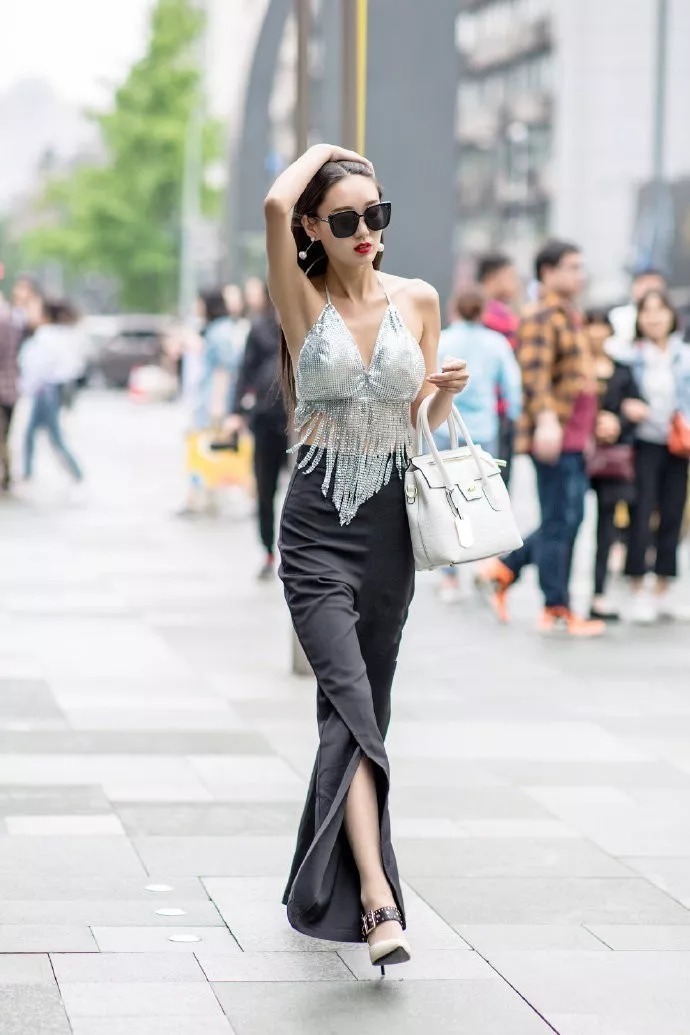 西装外套|街拍:美女搭配高跟鞋,让自己拥有女神般的魅力