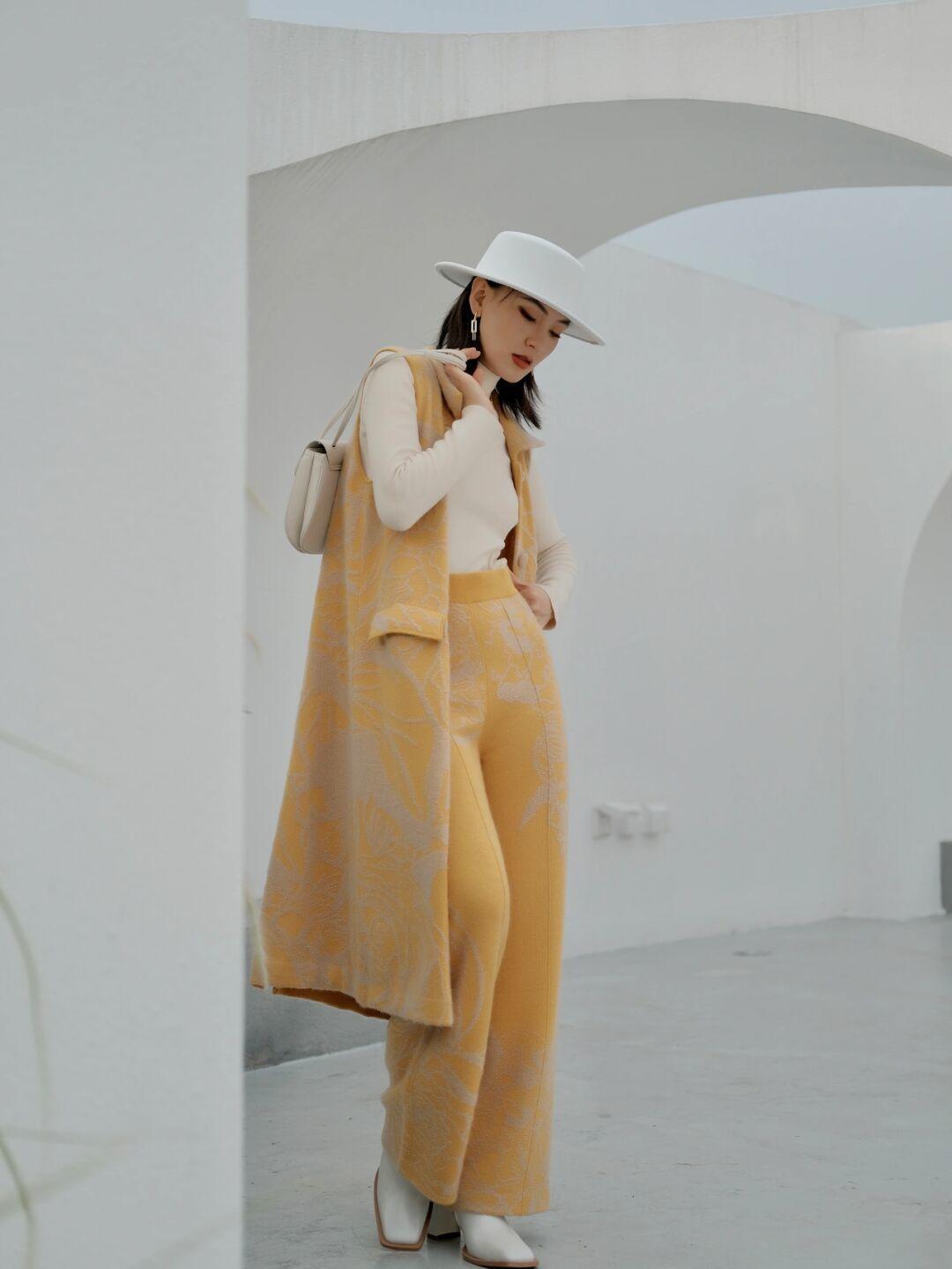 黑色|不会穿没关系,这4组“针织套装”的搭配经验分享给你,太优雅了