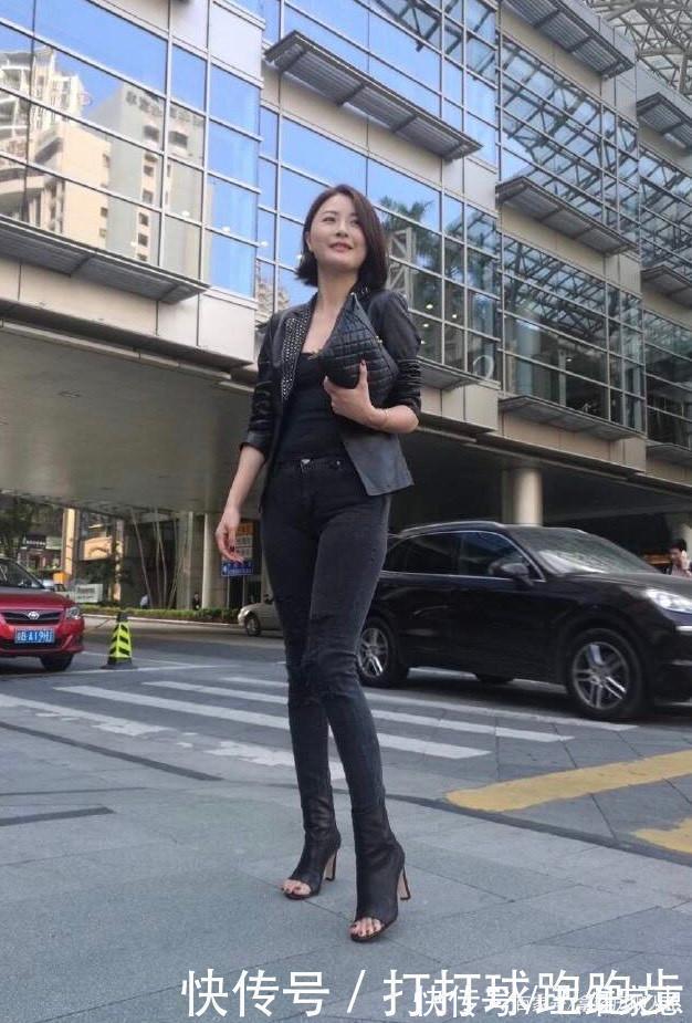 妹子|个性时髦的紧身牛仔裤，增添了一丝甜美气息，秀出妹子的精致典雅