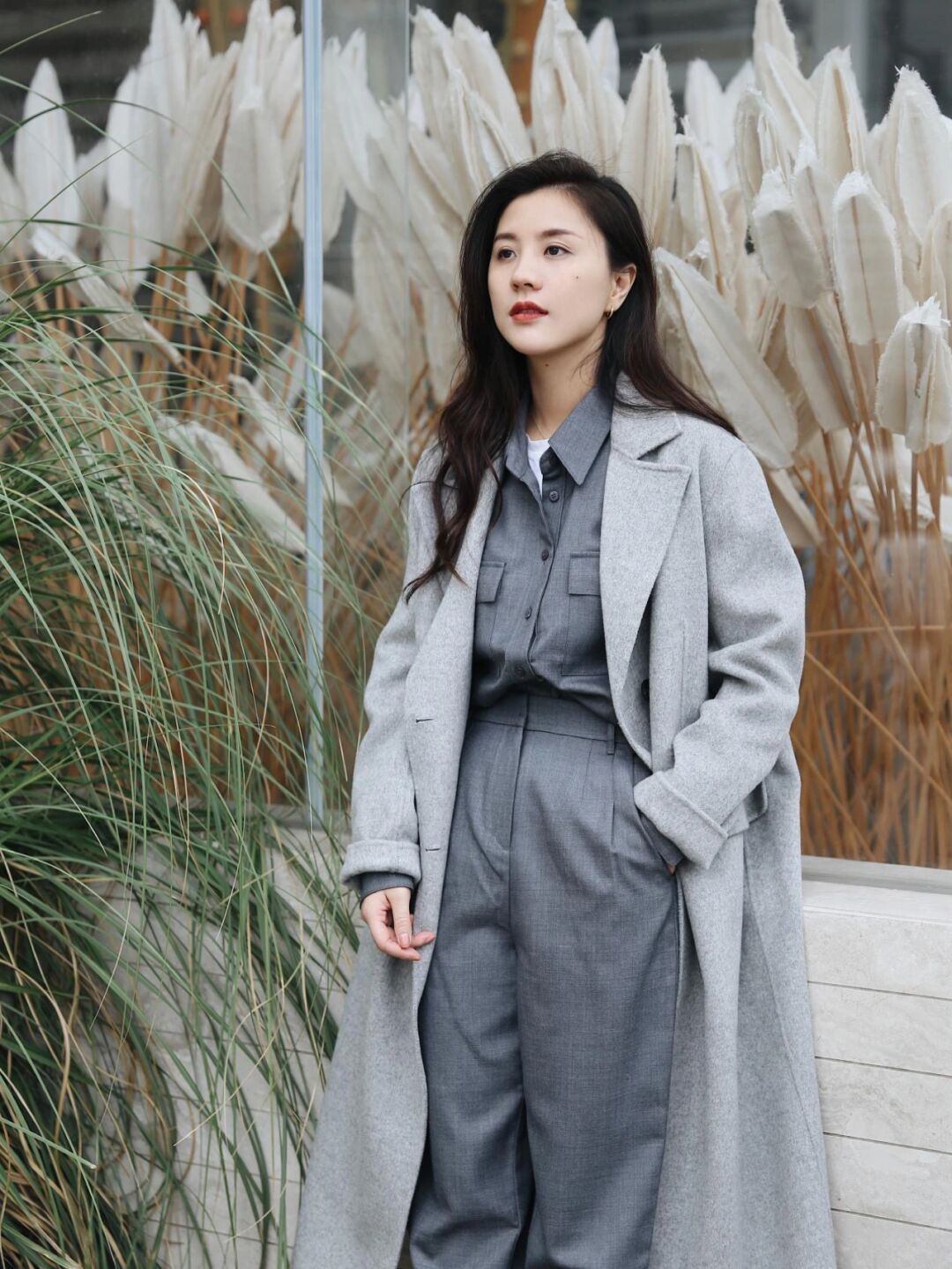 深灰色 大衣怎么穿保暖又高级?这些穿搭日常实用又百搭,普通人也能驾驭