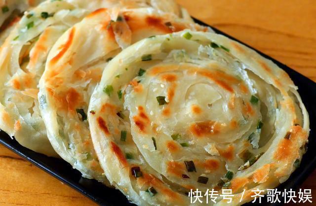 保鲜膜|葱油饼有诀窍，香酥掉渣，葱香十足，一层比一层香，天天吃都不腻