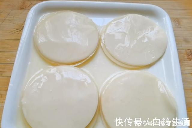 早餐别再吃油条了,1块钱饺子皮,一擀一卷,5分钟解决全家人早餐