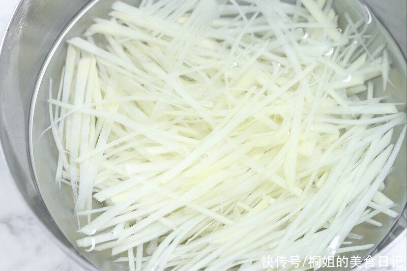 调味汁|炒土豆丝要想爽脆，别再下锅焯水了，教你一招，出锅又香脆又入味