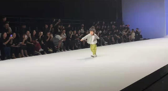 胆量|宝宝走秀走出六亲不认步伐,网友你确定是在走秀,而不是砸场子