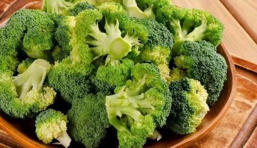 排毒养颜|女性想要皮肤好，要坚持吃三种食物，美白护肤，滋润身体