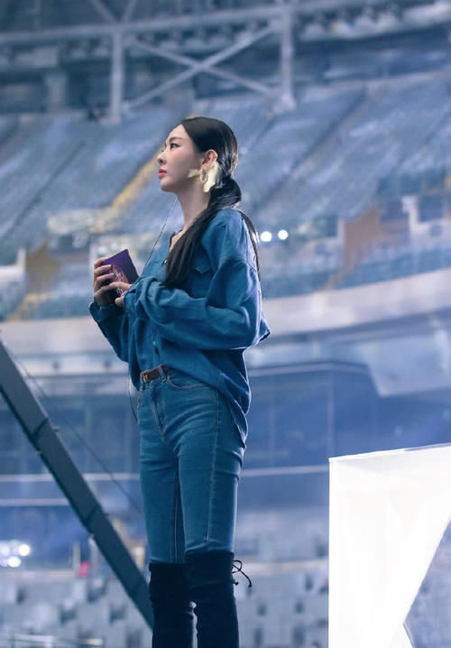 她是韩国“长腿女神”代表,身穿粉色西装裙出镜,更显皮肤白皙