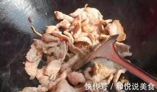 炒猪肉时,先放盐还是酱油如果这1步弄错,肉又老又柴,还难吃