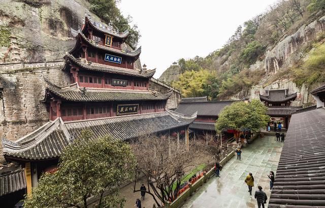 老年|浙江香火很旺盛的一座寺庙，内有1600多年的石弥勒佛，还是4A