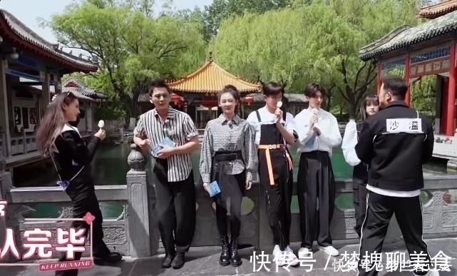 李晨擠到苗苗旁邊合照,女方的站姿太矚目,網(wǎng)友:鄭愷娶了個(gè)寶