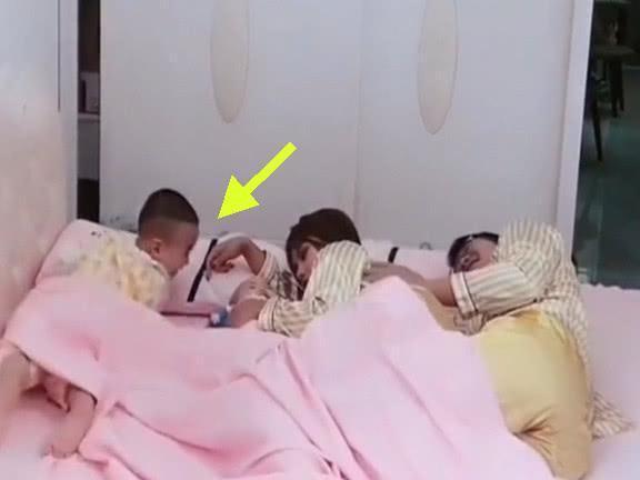 宝妈|趁儿子睡着,爸爸妈妈本想浪漫一下,下一秒,儿子是来报复的吧