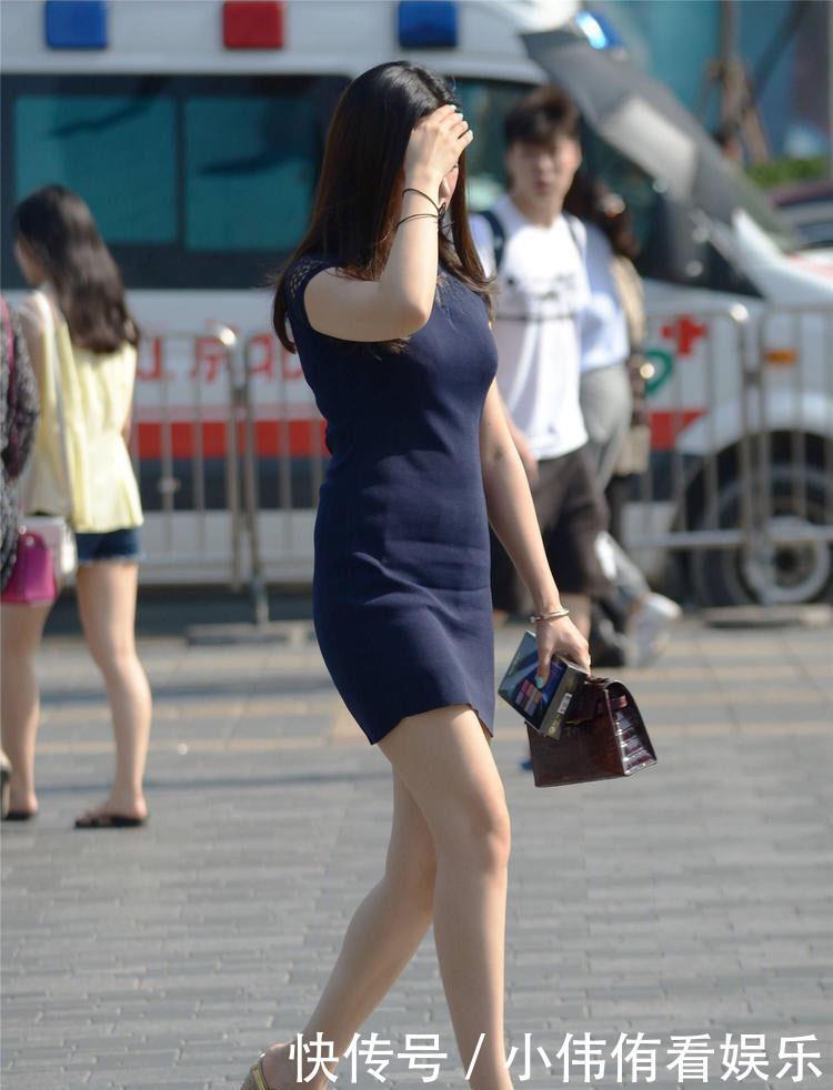 40岁的美丽阿姨,脚底踩一双“小船”,老公担心她歪倒