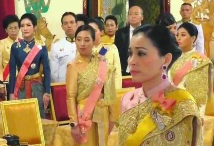 苏提达|诗妮娜跟泰王撒娇,得到2022专属新年贺卡,皇室办公室连夜赶制