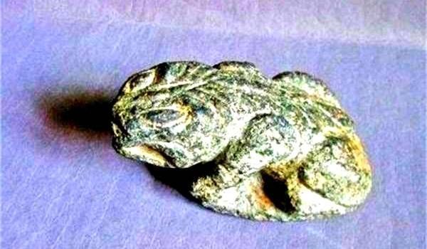 农民锄地挖出2200年前古墓,内藏4只“老虎”,专家墓主是赌徒