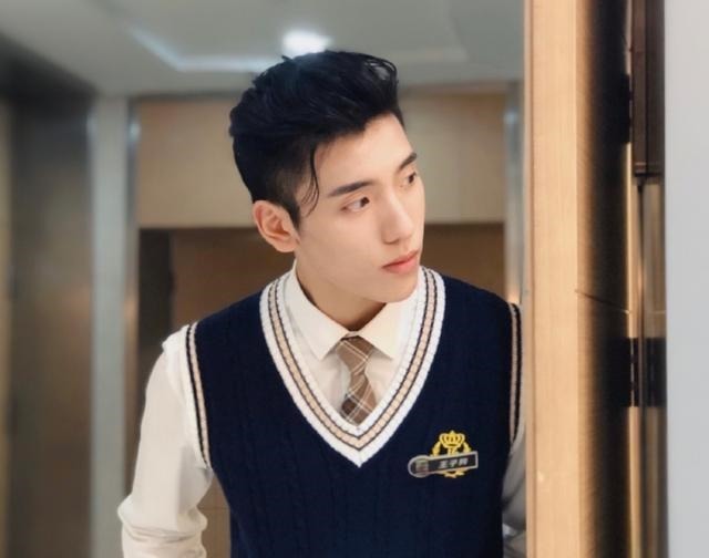 国字脸 男士有这4个标志,很适合剪“背头”发型,轻熟又帅气