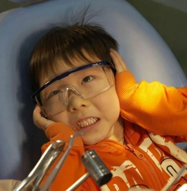 刷牙|7岁男孩长了“双排牙”,需要一颗一颗拔掉,奶奶:都怪我