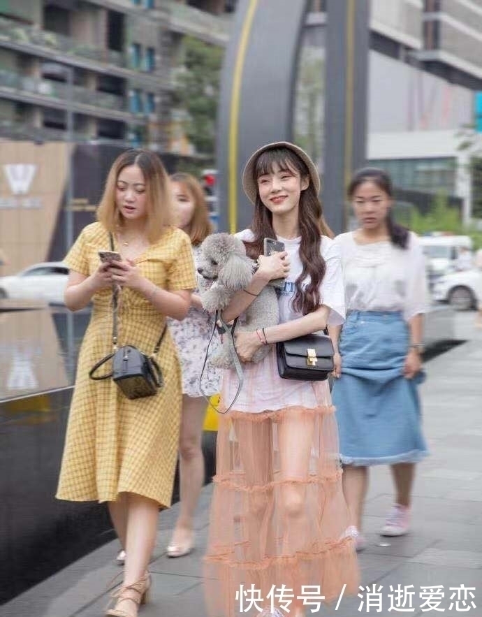 小姐姐|街拍：高挑个性干练的妹子，曲线丰腴,个性穿搭看了时尚迷人！