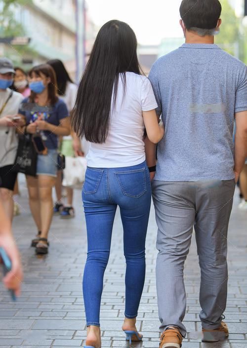 舒适|基础款白色短袖显自然美，清爽又舒适