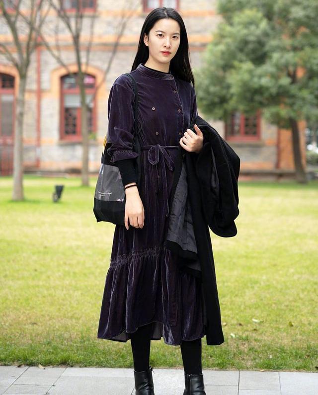 街拍:雪肤花貌的小姐姐,一条浅蓝色的连衣裙,笑容甜美