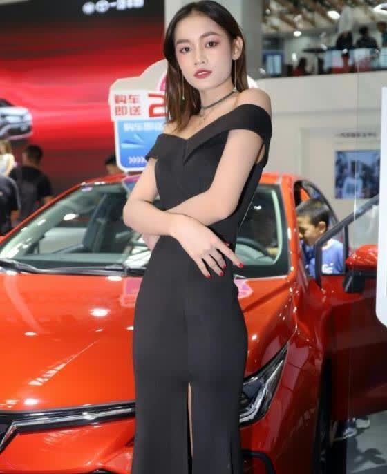 连衣裙 耀如春华的美女, 一条红色连衣裙外搭白色开衫, 女人味十足