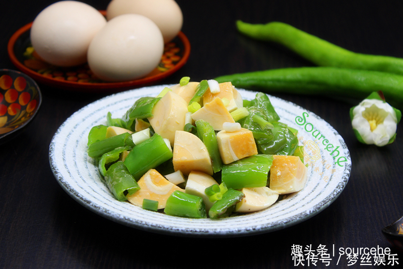 咸蛋炒辣椒时多加一步,辣椒香辣可口,软香入味,很好吃!