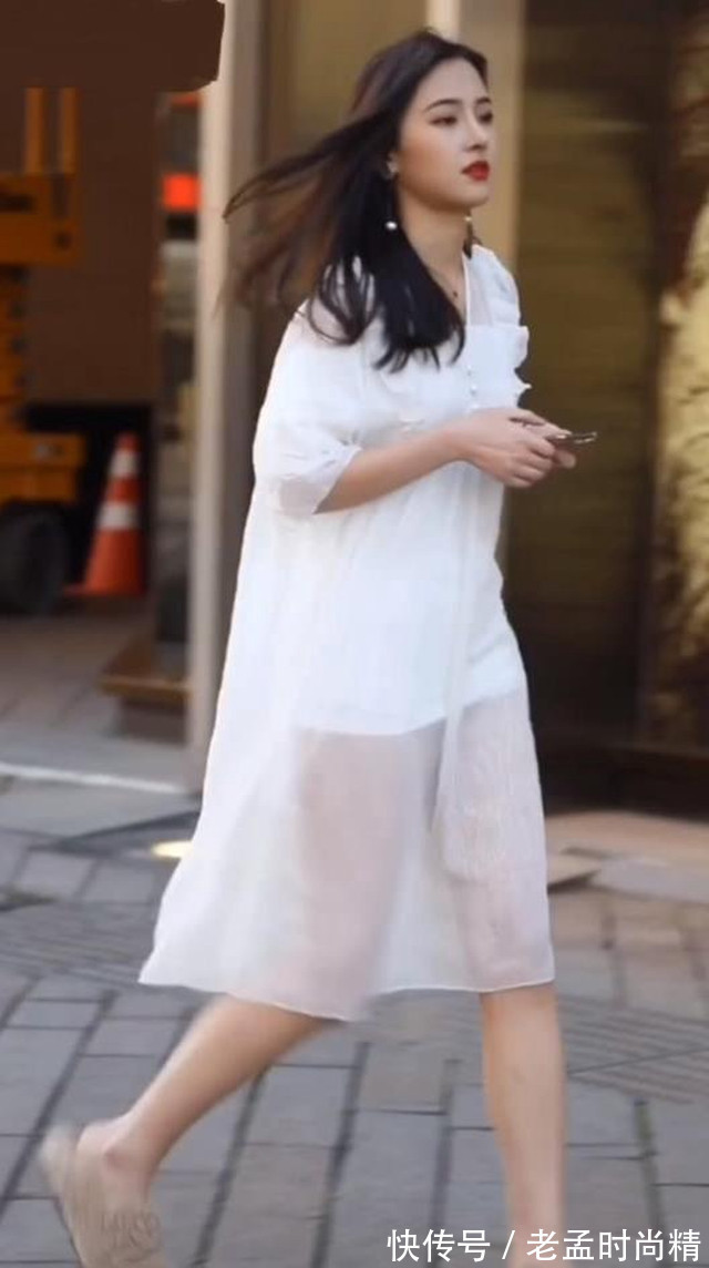 美女 街拍: 美女穿着显老的裙子低头玩手机,一抬头,比明星还美