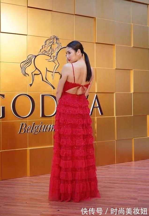 搭配|乐基儿造型太成功,穿红色蛋糕裙显瘦又高级,单靠气质就赢了
