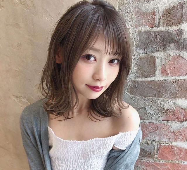 什么发型减龄又时尚?试试这三种柔卷发,简单随意又显皮肤白