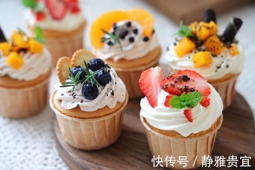 好吃|戚风纸杯蛋糕，不开裂不回缩，挤上入口即化的奶油，颜值高又好吃