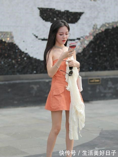 橙色 橙色连衣裙外加白色防晒衣,甜美可爱,充满活力!