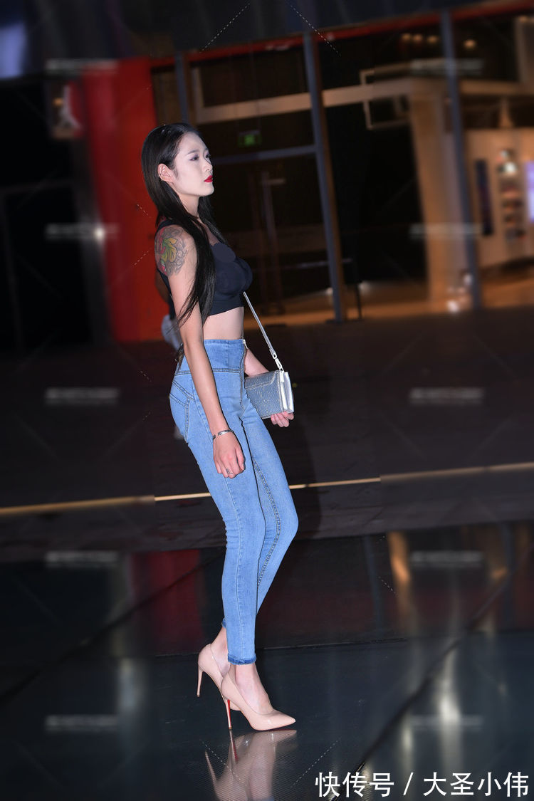 运动背心|美女街拍:青春活力的女生,穿搭的运动背心裙,更有运动风采