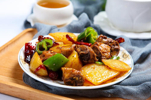 炖鸡肉，最忌直接下锅炖，多做这2步，鸡肉鲜嫩又入味，还不会腥