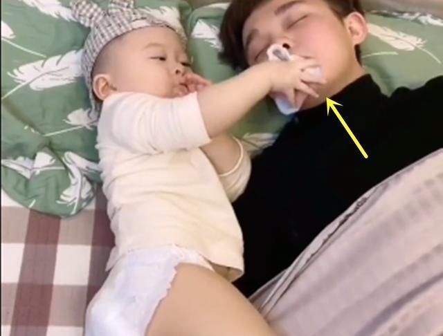 打呼噜|爸爸呼噜声太响,宝宝终于放了大招,网友穿尿不湿的惹不起